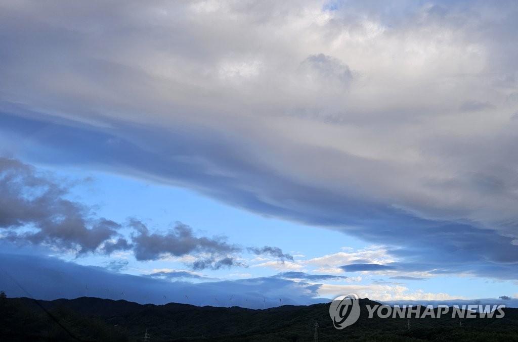 전국 대부분 지역이 제6호 태풍 카눈의 영향권에서 벗어난 11일 오전 강원 강릉 상공의 먹구름 사이로 파란 하늘이 보이고 있다. / 연합뉴스