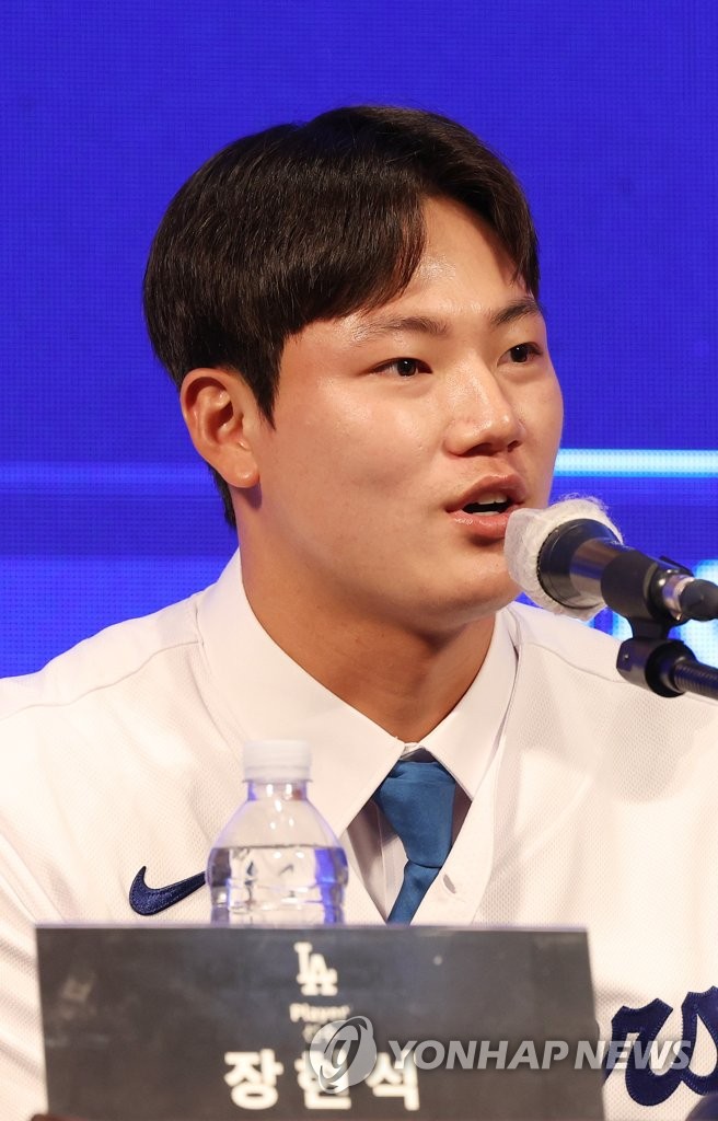 South Korean high school pitcher Jang Hyun-seok poses in his Los Angeles Dodgers jersey at his introductory press conference at Seoul Dragon City hotel complex in Seoul on Aug. 14, 2023. (Yonhap)