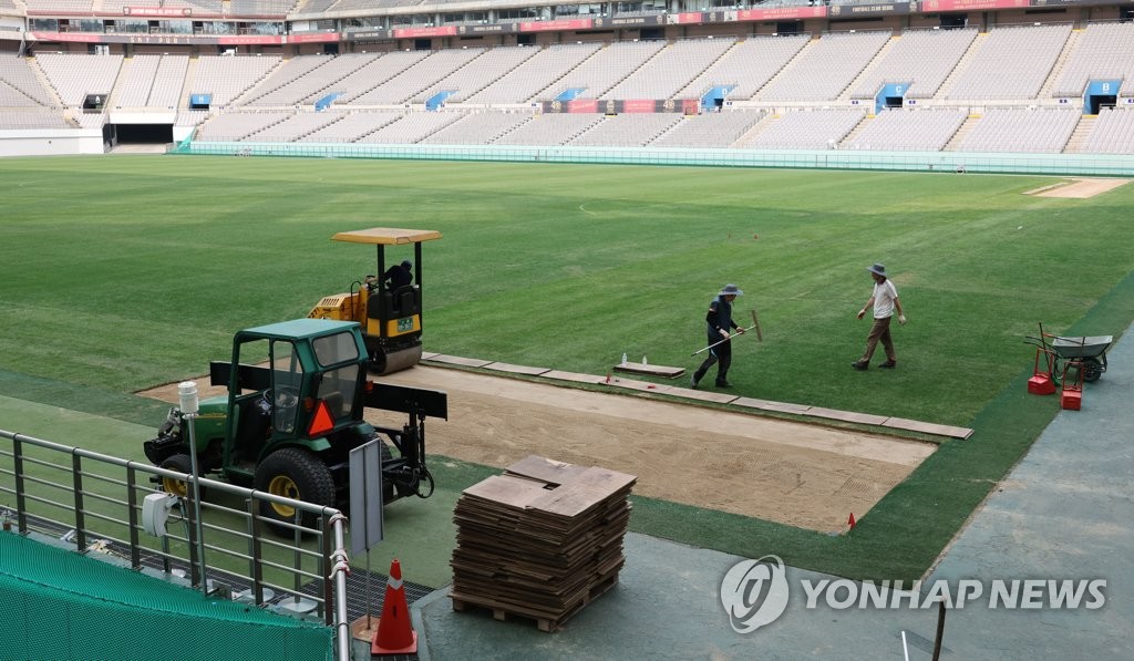 지난해 8월 잔디 공사를 벌이는 서울월드컵경기장