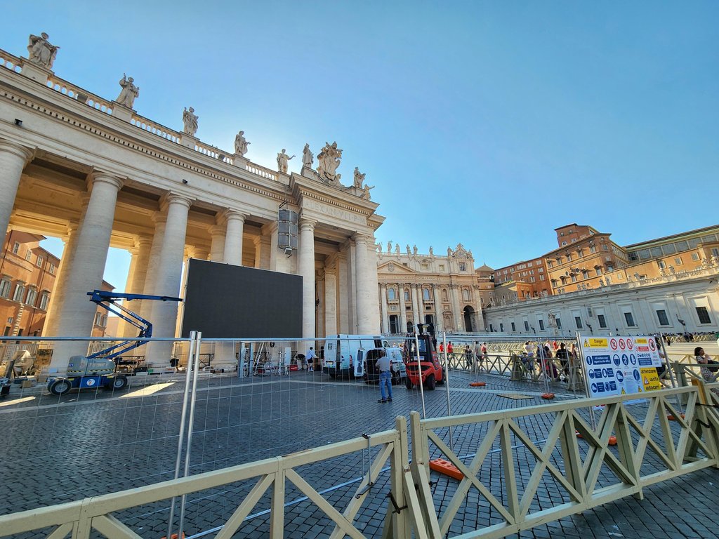 바티칸 성 베드로 광장에 설치되는 삼성전자 옥외 전광판