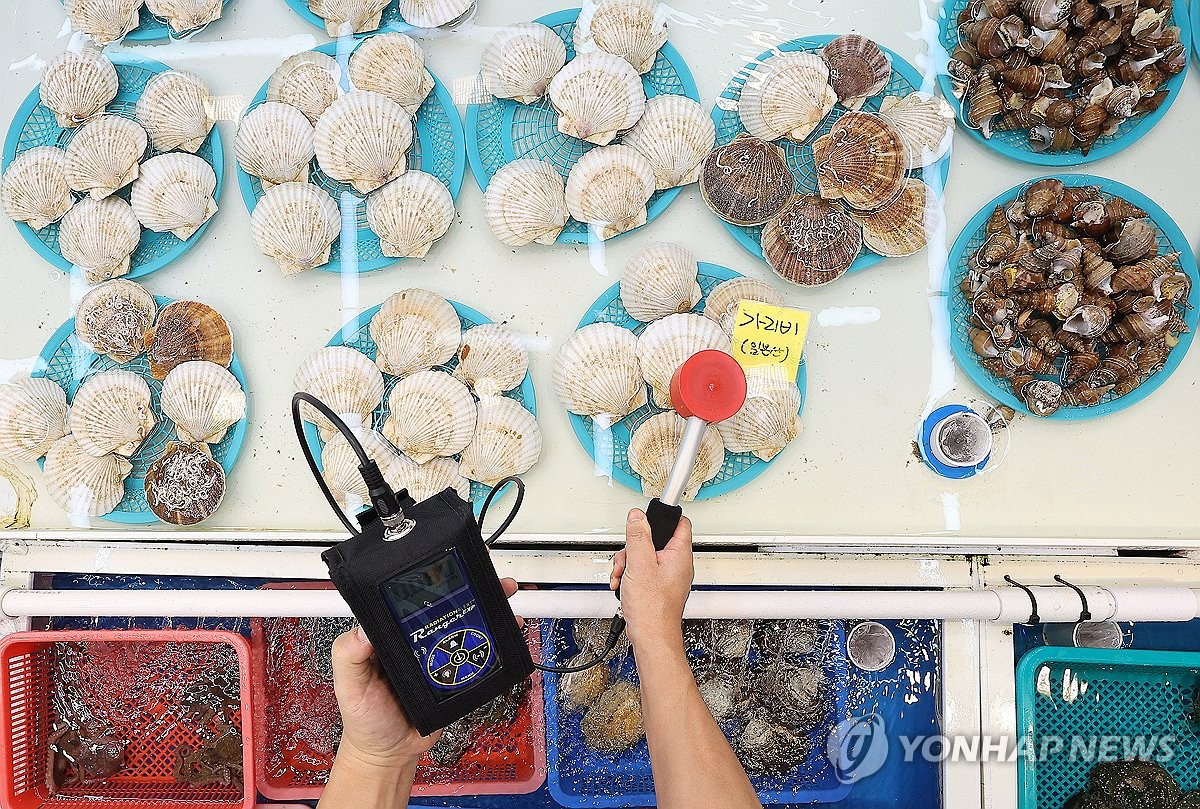 방사능 검사 나선 수산물 시장 상인