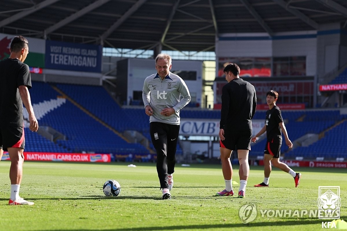 Jurgen Klinsmann (C), head coach of the South Korean men's national football team, takes part in a training session at Cardiff City Stadium in Cardiff on Sept. 6, 2023, ahead of a friendly match against Wales, in this photo provided by the Korea Football Association. (PHOTO NOT FOR SALE) (Yonhap)