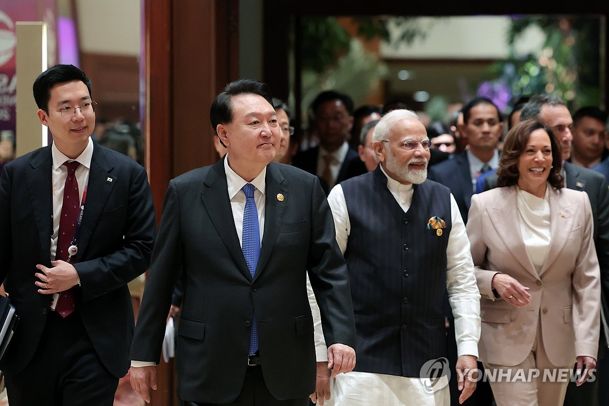 South Korean President Yoon Suk Yeol (2nd from L) , along with Indian Prime Minister Narendra Modi (2nd from R) and U.S. Vice President Kamala Harris (R), attends the East Asia Summit at Jakarta Convention Center in Jakarta on Sept. 7, 2023. The meeting brought together leaders from the 10 members of the Association of Southeast Asian Nations and South Korea, the United States, Japan, China, Russia, India, Australia and New Zealand. (Pool photo) (Yonhap)