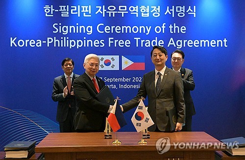 Yoon assiste à la cérémonie de signature de l'accord de libre-échange entre la Corée du Sud et les Philippines