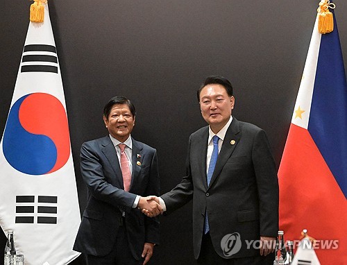 (LEAD) Yoon meets with leaders of Cambodia, Laos, Philippines, Singapore