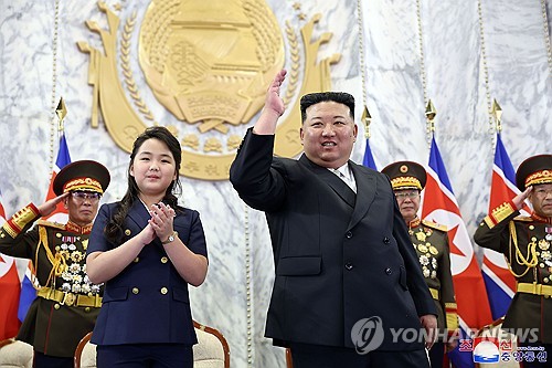 El líder norcoreano asiste al desfile paramilitar para conmemorar el 75º anivesario de la fundación del régimen