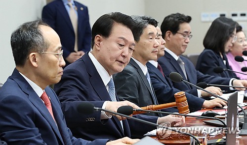 Yoon promete buscar activamente una cumbre trilateral con Japón y China