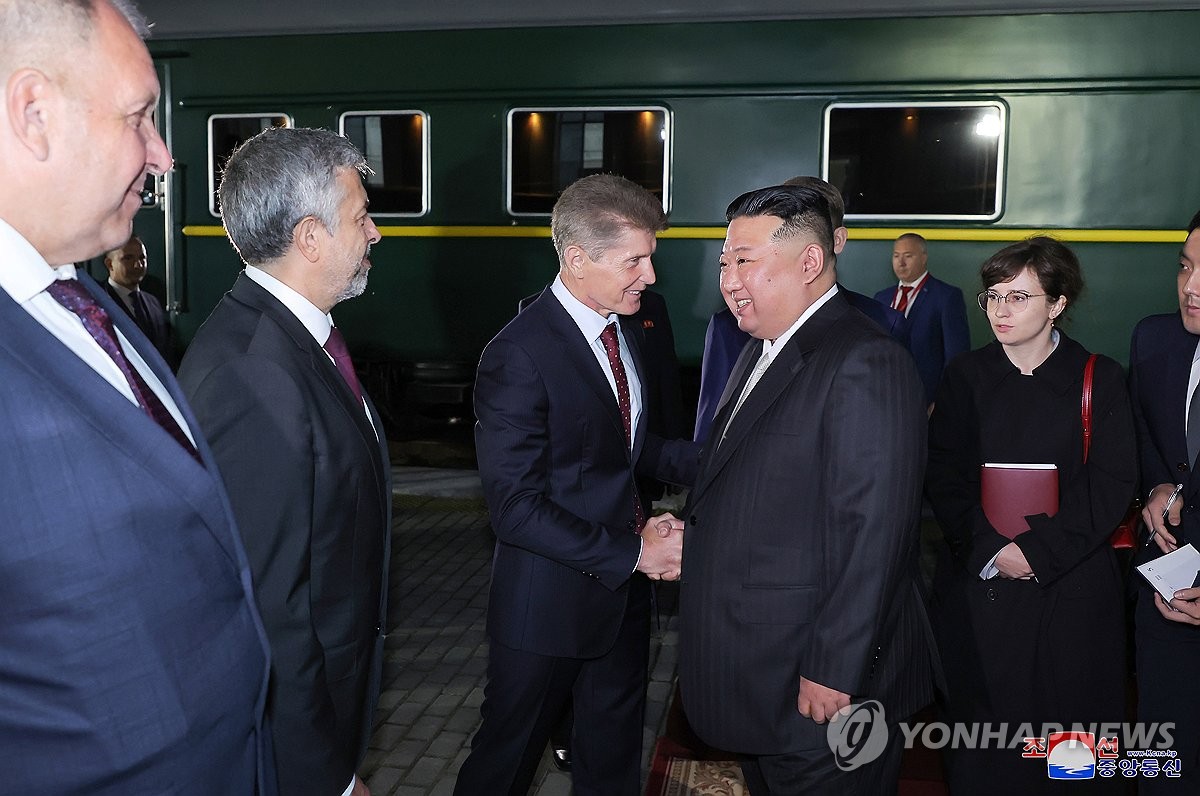 North Korean leader Kim Jong-un (R, front) meets with Russian officials after arriving at the Russian border city of Khasan aboard his special train on Sept. 12, 2023, en route to Amur Oblast for a summit with Russian President Vladimir Putin, in this photo provided by the North's official Korean Central News Agency, (For Use Only in the Republic of Korea. No Redistribution) (Yonhap)