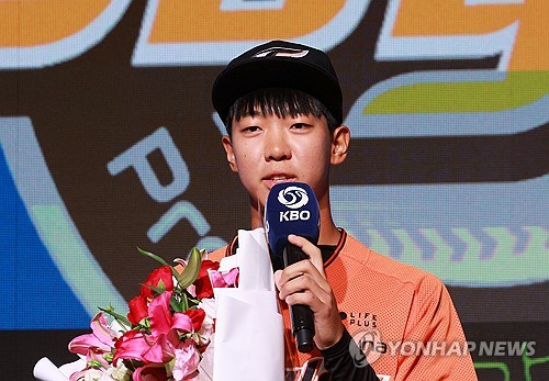 S. Korean high school pitcher Jang Hyun-seok formally introduced