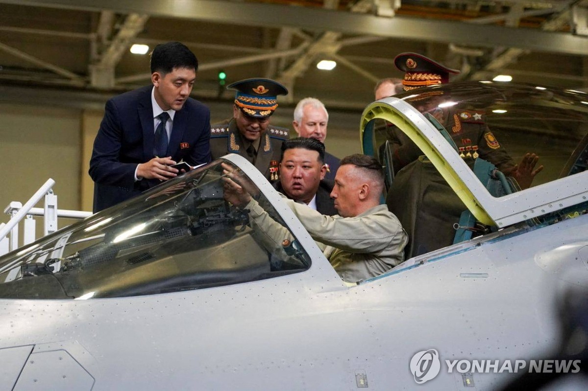 김정은, 첨단 전투기 Su-57 등 조립 과정·시험비행 참관(종합)