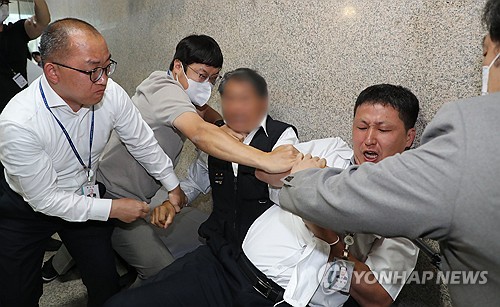 رجل يخرج سكينا أمام مكتب زعيم الحزب الديمقراطي محاولا قطع أصبعه لكتابة تعهد بالدم