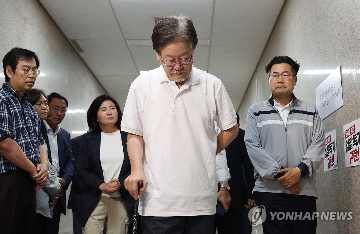 수척해진 모습의 이재명 대표