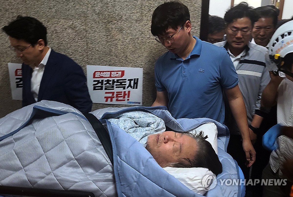 단식 중이던 더불어민주당 이재명 대표가 18일 건강 악화로 국회에서 병원으로 후송되고 있다. / 연합뉴스