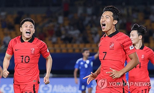 得点後、喜び合うサッカー韓国代表の選手たち＝１９日、金華（聯合ニュース）