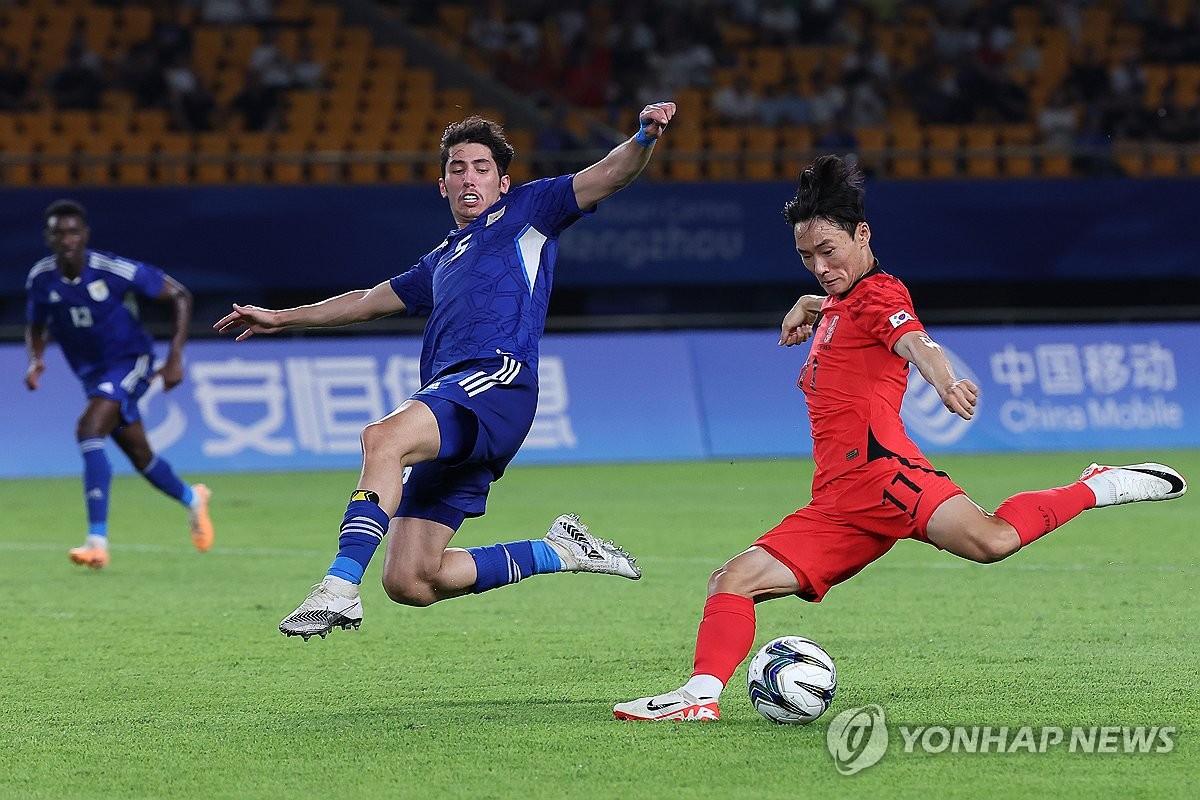 Um Won-sang of South Korea (R) takes a shot against Kuwait during the teams' Group E match at the Asian Games at Jinhua Stadium in Jinhua, China, on Sept. 19, 2023. (Yonhap)