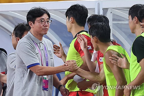 South Korea head coach Hwang Sun-hong (L) shakes hands with his players following a 9-0 win over Kuwait in the teams' Group E match at the Asian Games at Jinhua Stadium in Jinhua, China, on Sept. 19, 2023. (Yonhap)
