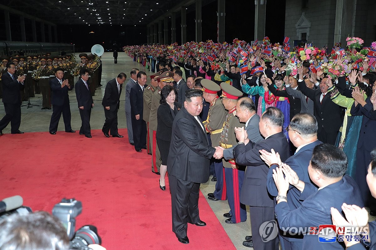 La foto, publicada, el 20 de septiembre de 2023, por la Agencia Central de Noticias de Corea del Norte, muestra al líder norcoreano, Kim Jong-un (izda., frente), saludando a los funcionarios y altos mandos militares al llegar a una estación de trenes de Pyongyang, el día previo, tras su viaje a Rusia. (Uso exclusivo dentro de Corea del Sur. Prohibida su distribución parcial o total) 