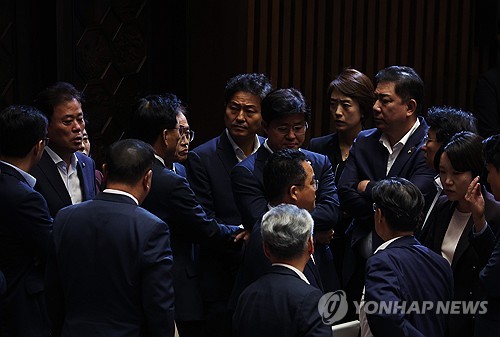 Le groupe des dirigeants du PD démissionne en bloc suite à l'acceptation de la levée d'immunité de Lee