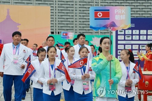 وفد كوريا الشمالية لدورة الألعاب الآسيوية يدخل قرية الرياضيين