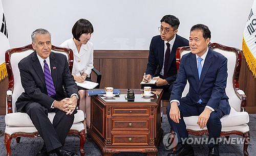 وزير الوحدة يلتقي السفير الأمريكي لدى كوريا