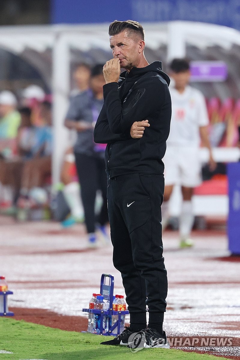 2023년 9월 22일 중국 원저우 원저우 스포츠센터 경기장에서 열린 아시안게임 여자 축구 조별리그 E경기에서 한국의 콜린 벨 감독이 미얀마를 상대로 팀을 떨쳐내고 있다.  (연합)