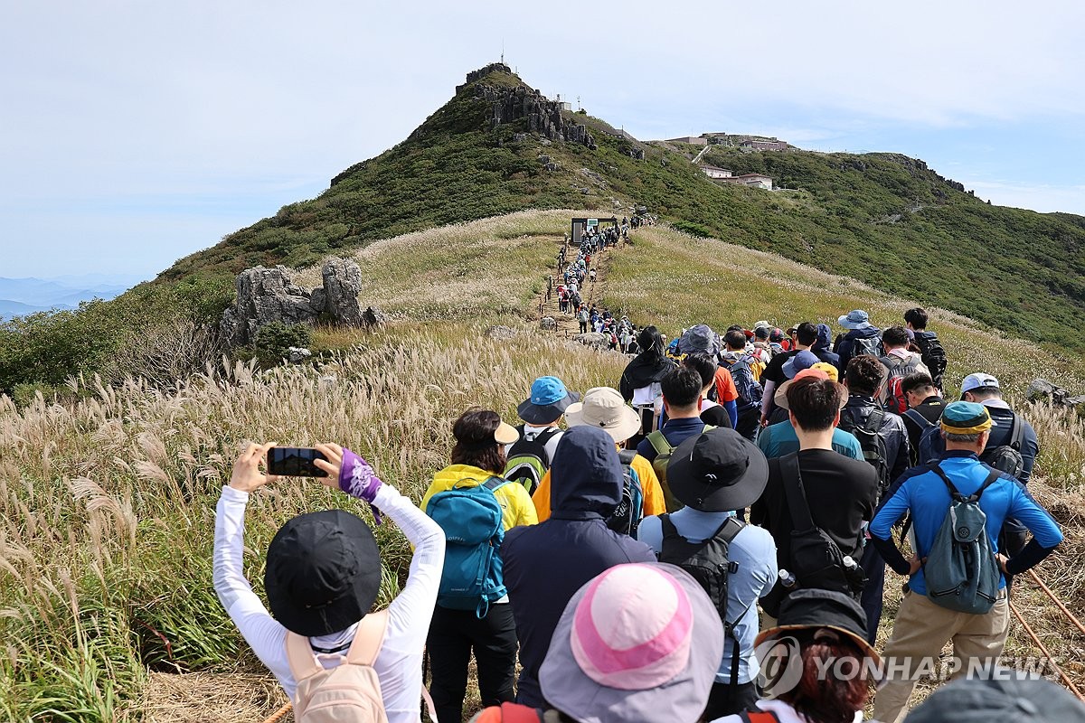 '정상으로 가자!'…57년 만에 열린 무등산 정상