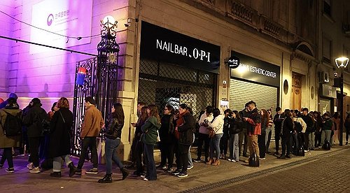 Larga fila para entrar en el Centro Cultural Coreano de Argentina