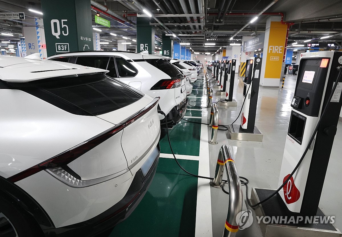 マンションの地下駐車場に設置されたＥＶの充電スタンド（資料写真）＝（聯合ニュース） 