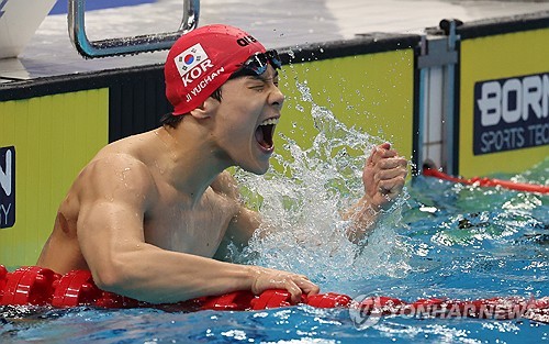 فوز السباح الكوري الجنوبي «جي يو-تشان» بالميدالية الذهبية