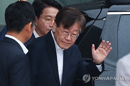  이재명 서울중앙지법 도착…지팡이 짚고 묵묵부답