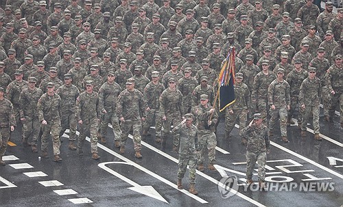 Tropas estadounidenses en el desfile militar en Seúl