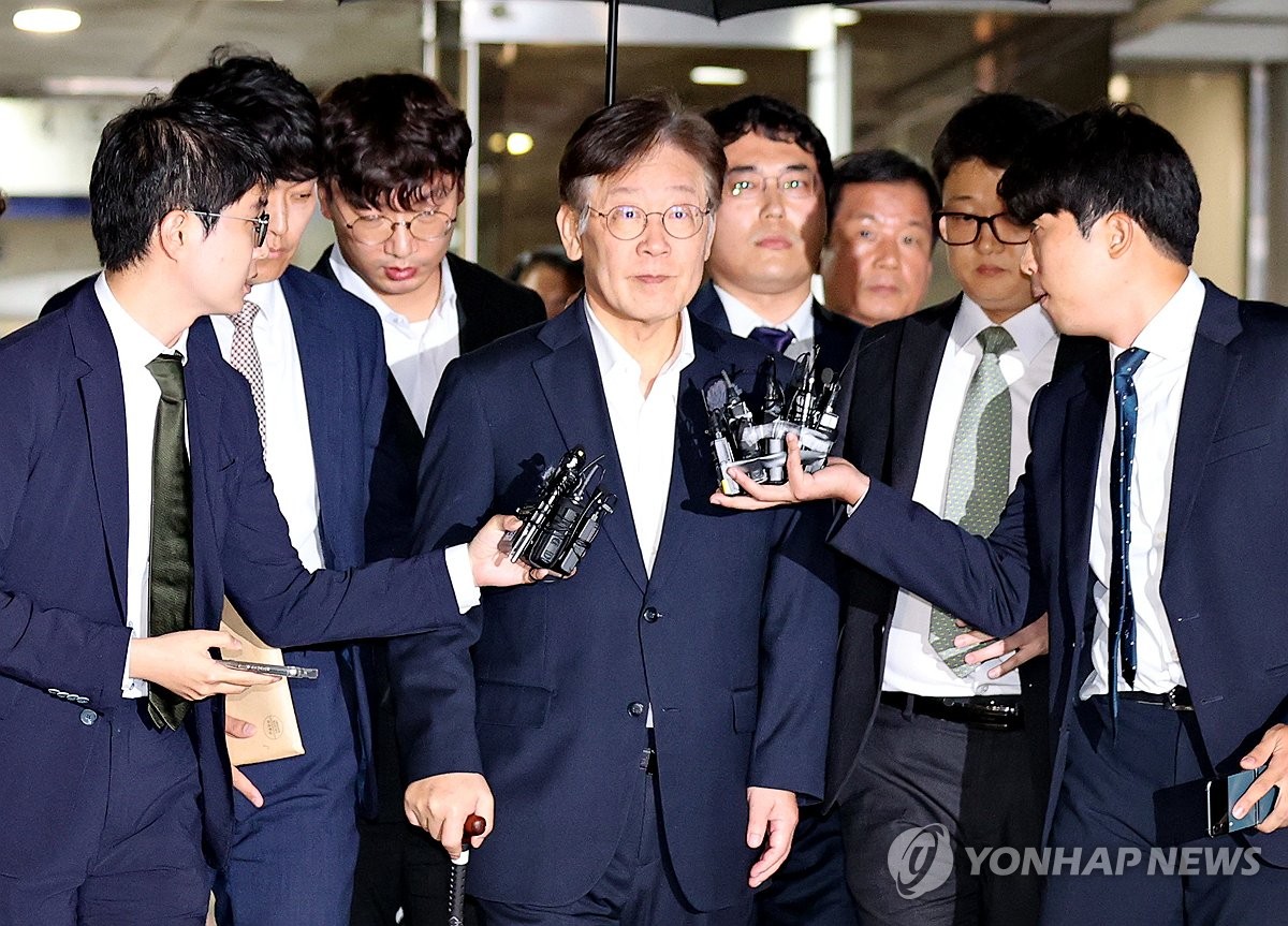 이재명 "세상의 공적 된 것 같다"…법정서 혐의 전면 부인