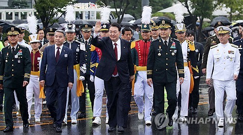 Yoon saluda en el desfile por el aniversario de las Fuerzas Armadas