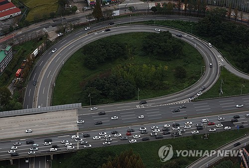 Traffic jam expected to ease late Thu., 1st day of Chuseok holiday