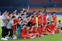 거친 태클·자여우 뚫어라…황선홍호, 중국과 8강 격돌