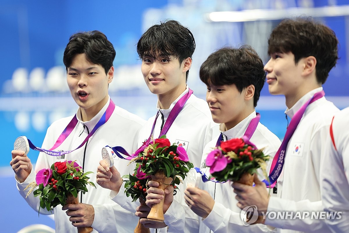 South Korean swimmers Lee Ho-joon, Hwang Sun-woo, Ji Yu-chan and Kim Ji-hun (L to R) pose with their silver medals won in the men's 4x100-meter freestyle relay at the Asian Games at Hangzhou Olympic Sports Centre Aquatic Sports Arena in Hangzhou, China, on Sept. 28, 2023. (Yonhap)