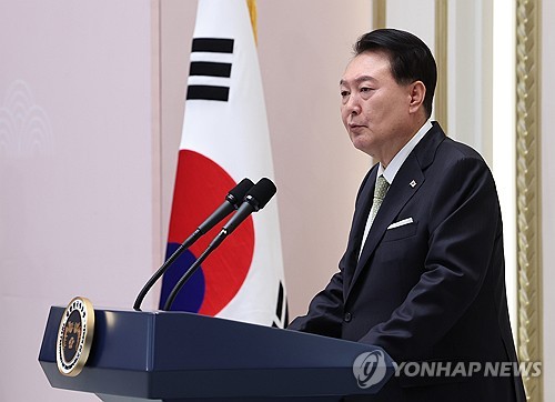 Yoon meets with Korean atomic bombing victims