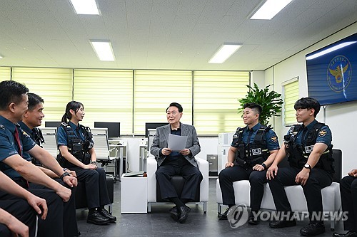Yoon se reúne con los policías de guardia