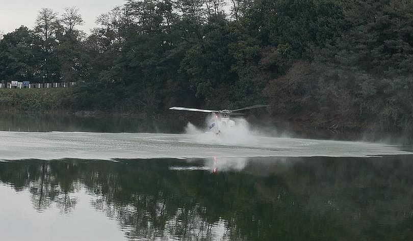 ヘリが貯水池に墜落　１人死亡