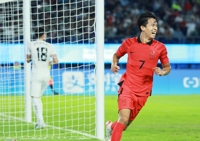 (Asiad) S. Korea beat 10-man Uzbekistan in men's football semis, reach brink of 3rd straight gold