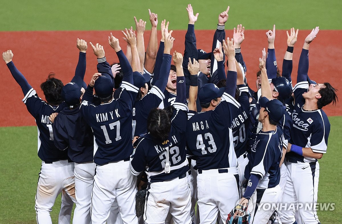 South Korean players celebrate after beating Chinese Taipei 2-0 in the Asian Games baseball gold medal at Shaoxing Baseball and Softball Sports Centre in Shaoxing, China, on Oct. 7, 2023. (Yonhap)