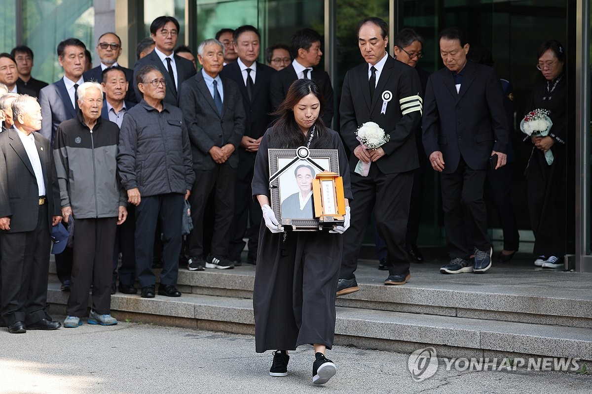 운구차로 향하는 고 박종환 전 감독 영정