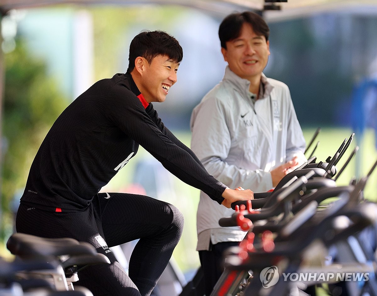 사이클 타며 몸 푸는 손흥민