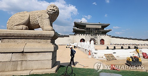 Final restoration work takes place around Gyeongbok Palace&apos;s Gwanghwamun in central Seoul on Oct. 12, 2023, ahead of the unveiling of the ceremonial stage in front of the gate on Oct. 15. (Yonhap)