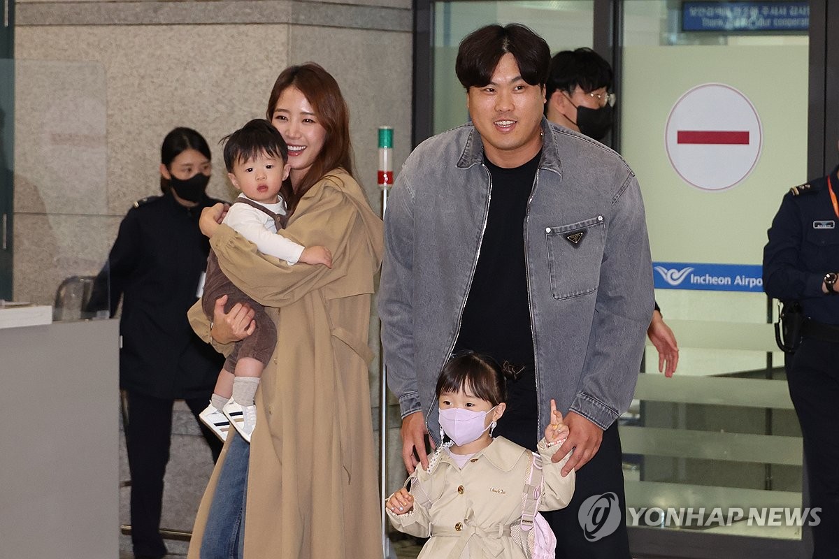 South Korean pitcher Ryu Hyun-jin (R) and his family arrive at Incheon International Airport, west of Seoul, on Oct. 18, 2023, following the end of Ryu's Major League Baseball season with the Toronto Blue Jays. (Yonhap)
