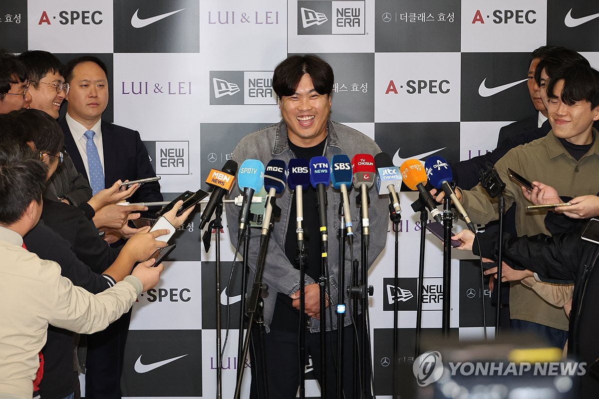 South Korean pitcher Ryu Hyun-jin smiles during a media scrum at Incheon International Airport, west of Seoul, on Oct. 18, 2023, after returning home from Toronto following the end of his Major League Baseball season with the Toronto Blue Jays. (Yonhap)