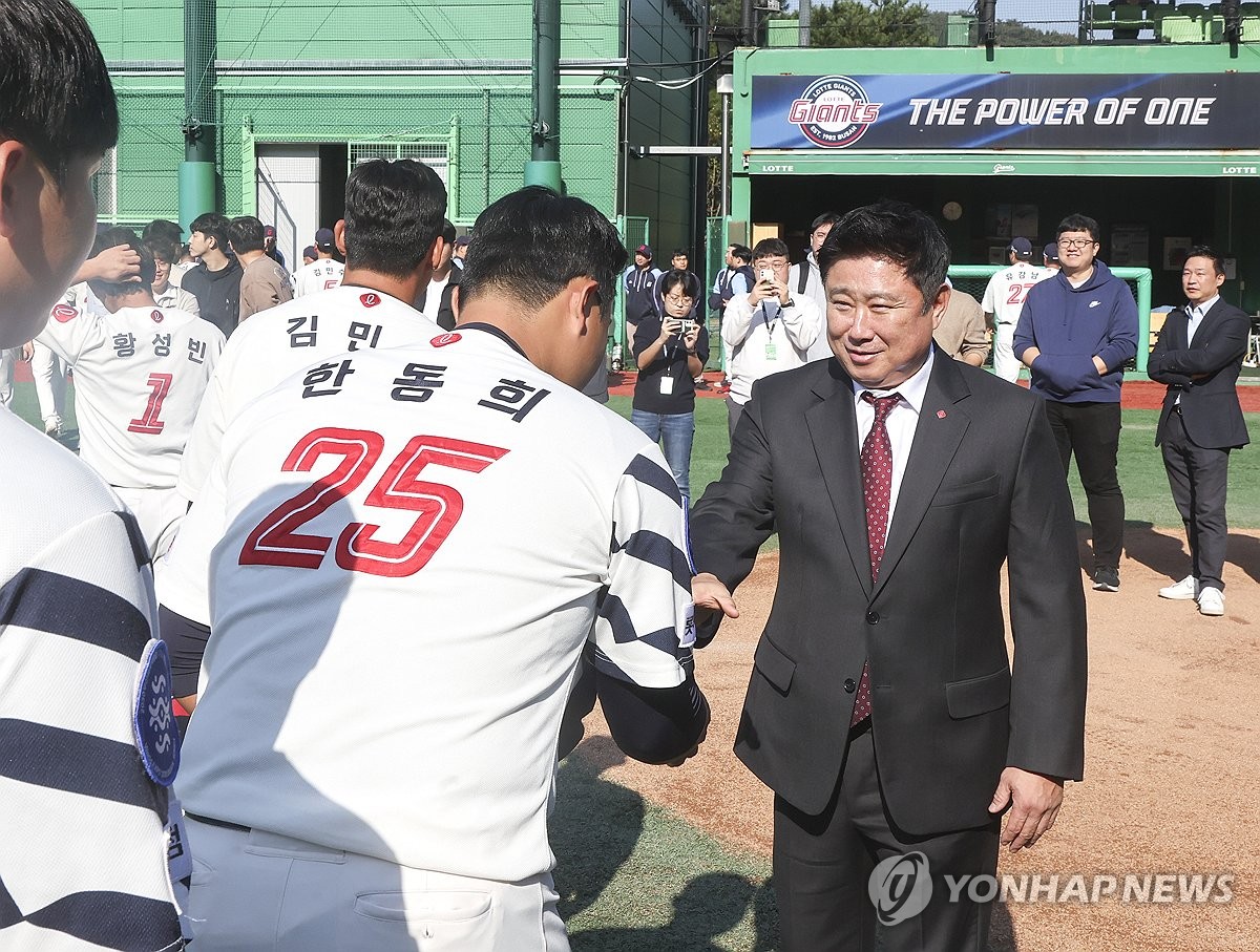 롯데 한동희와 인사하는 김태형 신임 감독