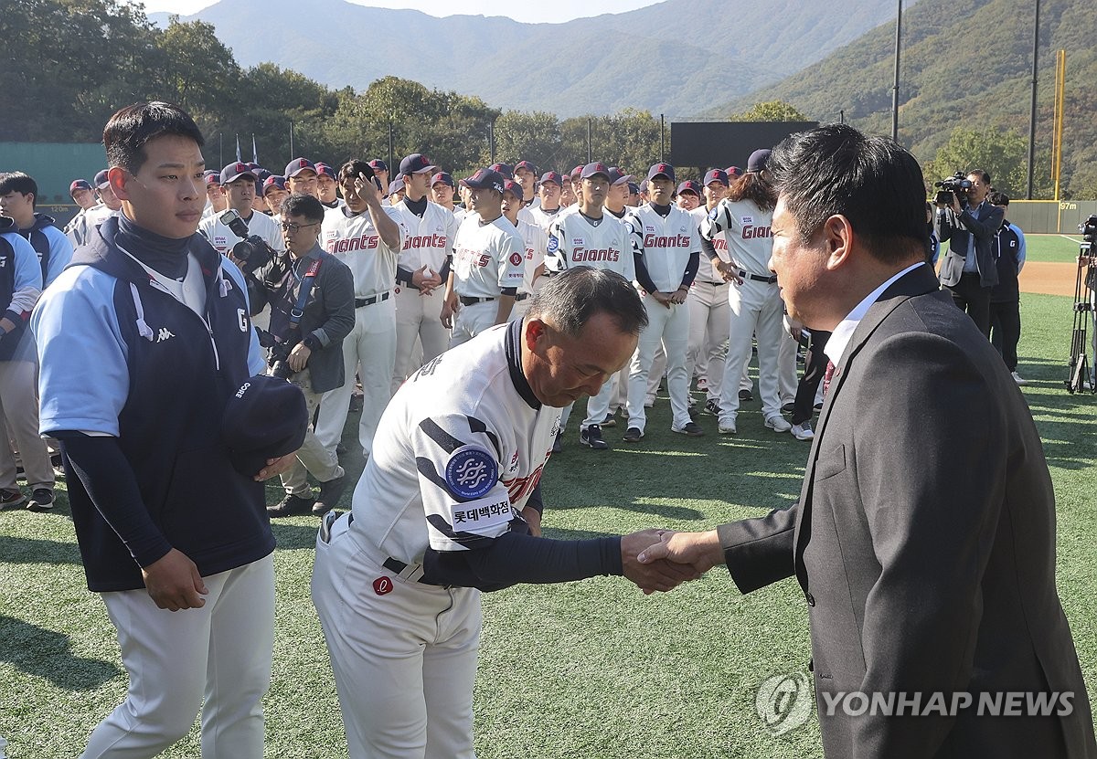 코치진과 인사하는 롯데 김태형 신임 감독