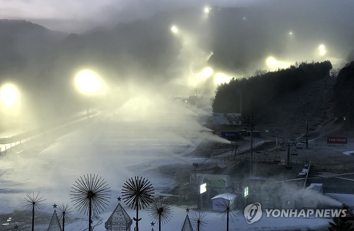 인공눈 뿌리며 개장 준비 나선 스키장