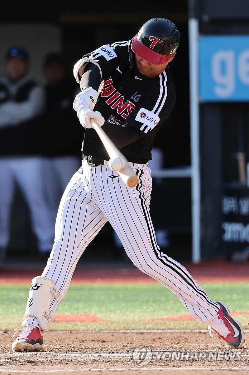 (LEAD) Twins flex muscle with 3 more home runs in Korean Series win